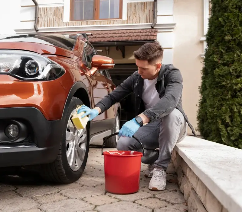 Lavage auto à domicile Le Syndicat : professionnel intervenant sur un véhicule